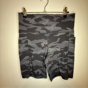 Athleta Medium Women’s Salutation Stash Pocket II Gray Camo Bike Shorts